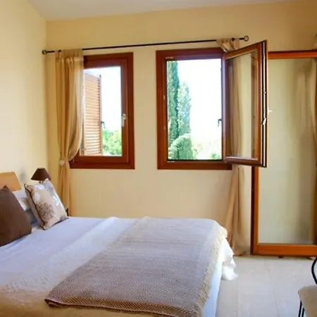 Luxury 2 Bedroom Villa With Communal Pool, Paphos Villa 1159 Kouklia