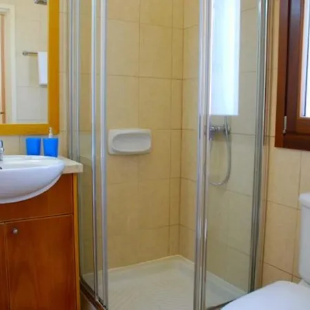 Villa Luxury 2 Bedroom Villa With Communal Pool, Paphos Villa 1159